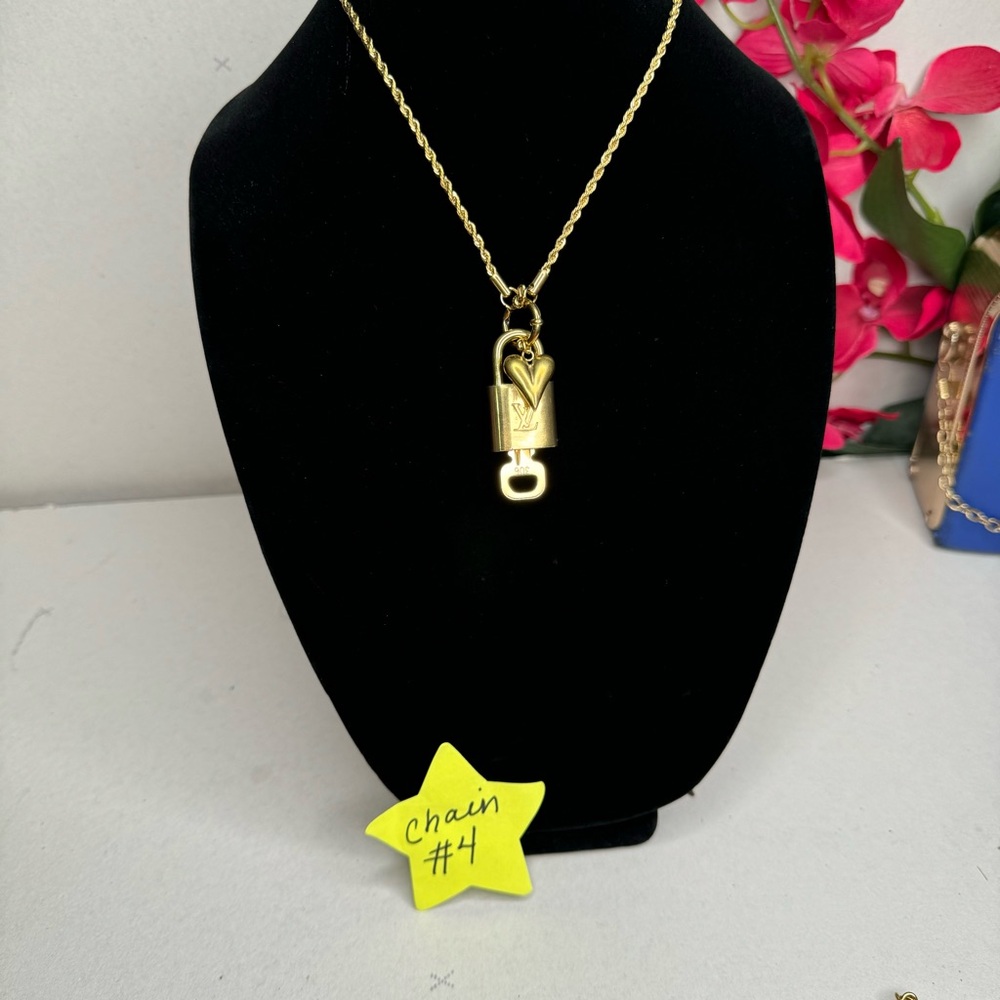 COPY - ⚜️🔐 LV Lock and Key Necklace ⚜️🔐